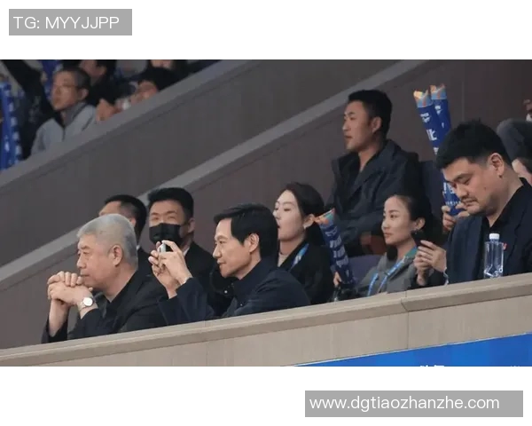 姚明闲暇时光出门逛街引发路人热议展现亲民形象与生活态度