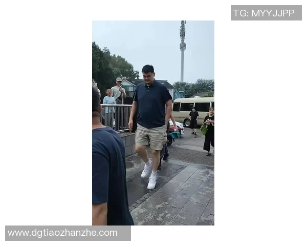 姚明骑脖子瞬间引发热议网友纷纷调侃其身高优势与幽默表现